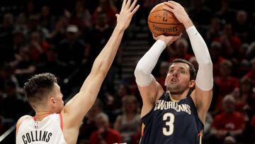 Nikola Mirotic lanza por encima de Zach Collins durante el partido entre los Portland Trail Blazers y los New Orleans Pelicans.