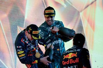 Max Verstappen, Sergio Pérez y Fernando Alonso se divierten en la celebración del podio. 


