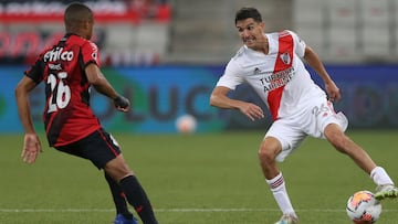 CURITIBA, BRAZIL - NOVEMBER 24: Ignacio Fernandez of River Plate controls the ball against Erick of Athletico Paranaense during a round of sixteen first leg match between Athletico Paranaense and River Plate at Arena da Baixada on November 24, 2020 in Cur