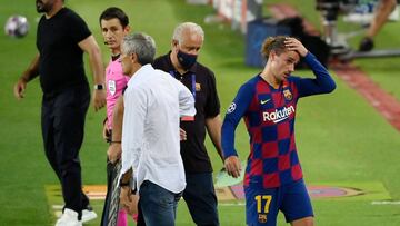 Griezmann, con Setién al lado después del cambio por Monchu este sábado.