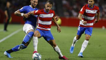 Roberto Soldado pelea por el balón.