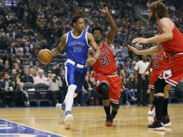 Jimmy Butler y Robin Lopez defendiendo al escolta de Toronto Raptors DeMar DeRozan en la victoria de Toronto Raptors ante Chicago Bulls por 122-120.