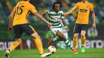 Sporting's Portuguese forward Gelson Martins (C) controls the ball against Atletico's Montenegren defender Stefan Savic (L) and Spanish defender Gabi during the UEFA Europa League quarter-final second leg football match between Sporting CP and Club Atletico de Madrid at the Jose Alvalade stadium in Lisbon on April 12, 2018. / AFP PHOTO / FRANCISCO LEONG