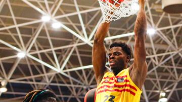 El pívot nigeriano del Barcelona James Nnaji (d) machaca la canasta este domingo, durante un partido de la Liga Endesa de baloncesto disputado ante el Breogán, en Lugo (Galicia).