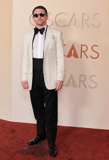 Jack O'Connell posa en la alfombra roja del Dolby Theatre.