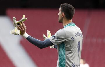 Sergio Herrera tiene problemas con los guantes antes del inicio de la segunda parte.