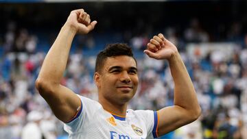 Soccer Football - LaLiga - Real Madrid v Espanyol - Santiago Bernabeu, Madrid, Spain - April 30, 2022 Real Madrid's Casemiro celebrates after winning LaLiga REUTERS/Susana Vera