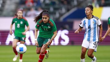  Lizbeth Ovalle (L) of Mexico fights for the ball with Julieta Cruz (R) of Argentina  during the Group stage, Group A match between Mexico (Mexico National team) and Argentina as part of the Concacaf Womens Gold Cup 2024, at Dignity Health Sports Park Stadium on February 20, 2024 in Carson California, United States.