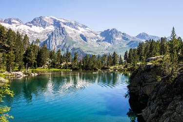 Localizado en los Pirineos el también conocido como Tuca d'A Maladeta está próximo al Aneto. La localidad más cercana es Benasque. El tipo de roca predominante es el granito. 