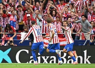 Griezmann celebra con sus compañeros el 5-2 para el Atlético de Madrid. 