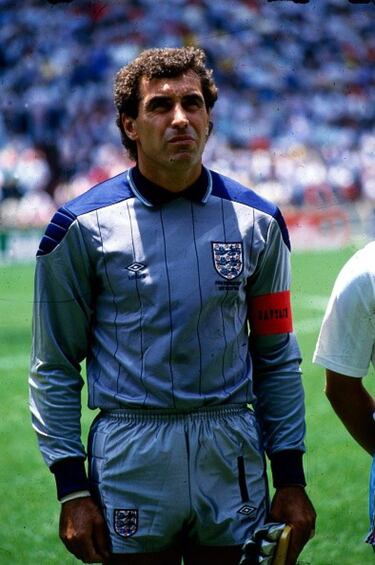 Nacido en Leicester, Inglaterra, el 18 de septiembre de 1949, Shilton ostenta el récord de ser el futbolista con la mayor cantidad de juegos disputados al participar en alrededor de 1930 encuentros. Jugó los Mundiales de España 82, México 86 e Italia 90 y ganó dos Ligas de Campeones de la UEFA (hoy Champions League) con el Nottingham Forest, en 1979 y 1980.