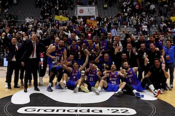 Los jugadores del Barça celebran la consecución del título de la Copa del Rey. 
