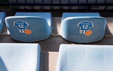 Xabi se sienta en casa