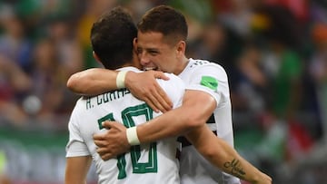 Chicharito y Guardado celebran un gol de México en el Mundial de Rusia 2018.