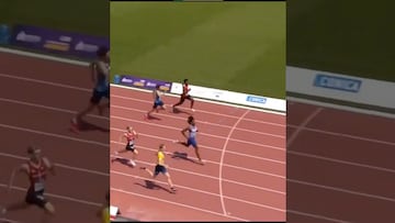 Increíble eliminación de un corredor de 200m, dejó ir la victoria en el último segundo
