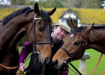 Nicky Henderson posa con los caballos My Tent Or Yours (a la izquierda) y Bobs Worth (a la derecha) en los establos Seven Barrows en Lambourn, Inglaterra.