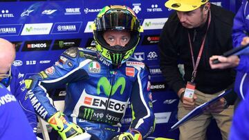 Valentino Rossi con su amigo Uccio en el box de Yamaha.