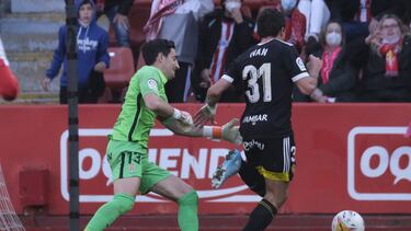 Iván Azón regatea a Mariño para marcar el gol del triunfo.
