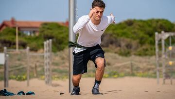 Gavi entrenando en la playa.