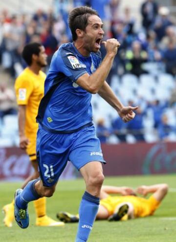 El centrocampista del Getafe, Michel Herrero, celebra su gol conseguido ante el Málaga, durante el partido de Liga de Primera División que los dos equipos disputan en el Coliseum Alfonso Pérez, en Getafe.
