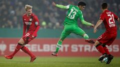 Soccer Football - DFB Cup Third Round - Borussia Moenchengladbach vs Bayer Leverkusen - Borussia-Park, Moenchengladbach, Germany - December 20, 2017   Borussia Monchengladbach&rsquo;s Lars Stindl in action with Bayer Leverkusen&#039;s Julian Brandt and Do