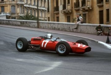En 1965, tan solo un año después de la prueba del blanco y azul anterior, el rojo volvió a Ferrari. John Surtees es el protagonista de la imagen durante el GP de Mónaco.
