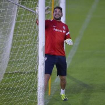 Herrerín, en el entrenamiento de ayer, tras conocer que formaría como titular ante el Elche.