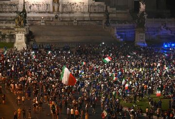 Los aficionados italianos celebran la victoria de su selección en Roma.