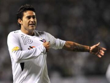 El delantero llegó en el anonimato a Colo Colo y nunca destacó. Sin embargo, ese año le sirvió para la gran campaña que tuvo en la Liga de Quito, donde ganó la Copa Libertadores y Sudamericana.
