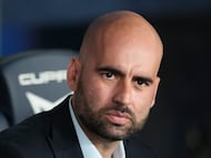 El entrenador del Celta, Claudio Giráldez, durante el partido de la jornada 33 de LaLiga ante el Barcelona en el Camp Nou.