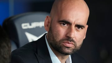 El entrenador del Celta, Claudio Giráldez, durante el partido de la jornada 33 de LaLiga ante el Barcelona en el Camp Nou.