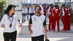 Fernando Alonso camina por el paddock del circuito de carreras de Sochi.