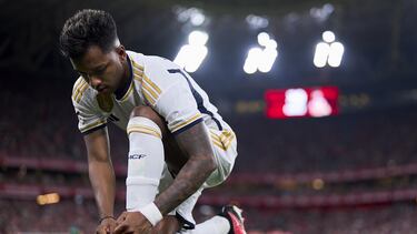 Rodrygo se ata la bota izquierda antes de un partido.