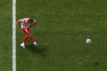 0-1. Giuliano Simeone recibe tras una recuperaci¨®n en el medio del campo, le gana la espalda a la defensa y juega a la frontal del ¨¢rea. Pablo Barrios, que llega desde atr¨¢s, dispara con la derecha, el bal¨®n toca el larguero y se cuela en la porter¨ªa de Stefan Frei.
