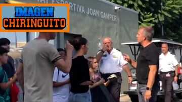 Flick se baja del coche y da una advertencia a los aficionados del Barça: “Es muy peligroso...”