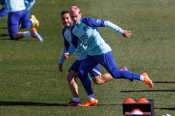 Griezmann y Koke, en una acción durante un entrenamiento del Atlético. Entre leyendas y urgencias.