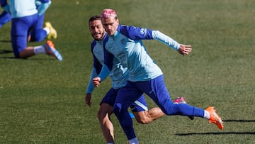 Griezmann y Koke, en una acción durante un entrenamiento del Atlético. Entre leyendas y urgencias.