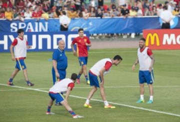 Vicente del Bosque oversees training.