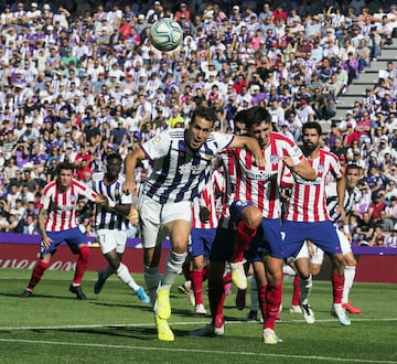El jugador del Real Valladolid, Kiko Olivas, remata de cabeza ante el jugador del Atlético de Madrid, Savic. 
