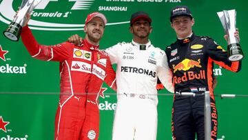 Sebastian Vettel, Lewis Hamilton y Max Verstappen en el podio de China.