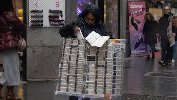 Una persona vende Loter¨ªa de Navidad, a 9 de diciembre de 2022, en Madrid (Espa?a). El Sorteo Extraordinario de Navidad 2022 se celebrar¨¢ el pr¨®ximo 22 de diciembre, y repartir¨¢ 2.520 millones de euros. Este a?o se ha incrementado el n¨²mero de series emitidas, que ha sido de 180 con 100.000 n¨²meros cada una, a diferencia del a?o 2021, en el que se produjeron 172.
09 DICIEMBRE 2022;RECURSO;NAVIDAD;SORTEO;LOTER?A;AZAR;MILLONES;EUROS;DINERO;GANAR;JUEGO;SERIES;N?MEROS;D?CIMOS
Eduardo Parra / Europa Press
09/12/2022