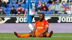 GRAF6603. CORNELL&Aacute; DE LLOBREGAT (BARCELONA), 13/05/2018.- El delantero nigeriano del M&aacute;laga CF, Isaac Success (c), se lamenta de una ocasi&oacute;n perdida durante el partido correspondiente a la jornada 37 de LaLiga Santander disputado hoy 