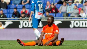 GRAF6603. CORNELL&Aacute; DE LLOBREGAT (BARCELONA), 13/05/2018.- El delantero nigeriano del M&aacute;laga CF, Isaac Success (c), se lamenta de una ocasi&oacute;n perdida durante el partido correspondiente a la jornada 37 de LaLiga Santander disputado hoy 