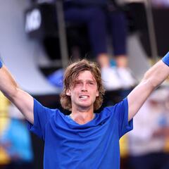 Rublev salva dos match-balls y se alía con la cinta