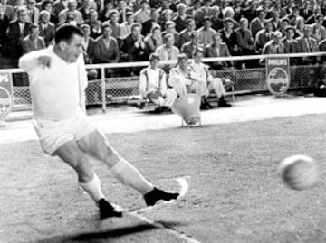 Profesional desde 1943 hasta 1966. Jugó en el Real Madrid con el que disputó un total de 41 partidos de Copa anotando un total de 49 goles.