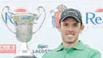 Schwartzel posa con su trofeo.