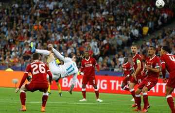 Durante la Final de la Champions de 2018 entre el Real Madrid y el Liverpool, Isco es sutituido en el minuto 60 entrando al terreno de juego Bale que la primera vez que pisó el área cazó un centro de Marcelo y le aplicó el recurso de una chilena para la que Karius no tuvo respuesta.