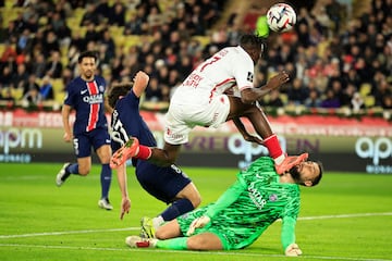 Wilfried Singo jugador del Mónaco golpeó con la bota el rostro de Donnarumma, el guardameta italiano fue atendido en el terreno de juego y no pudo continuar en el terreno de juego.