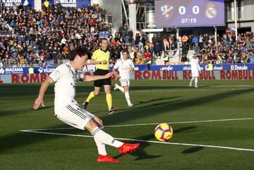 Odriozola picks out Gareth Bale for the opener. Min.7