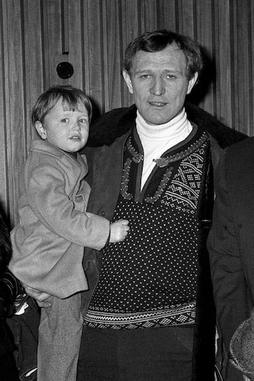 El actor Richard Harris, con su hijo en brazos Jared Harris, en una imagen de 1965.